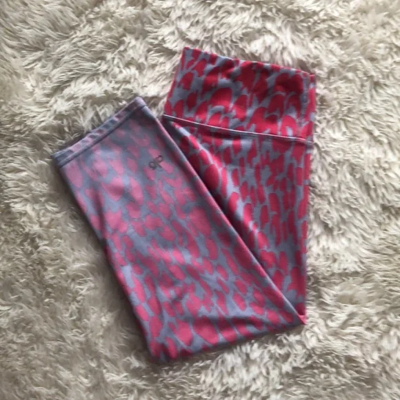 Alo yoga Capri Leggings Airbrush Pink Gray Ombre Animal Print - Picture 5 of 7